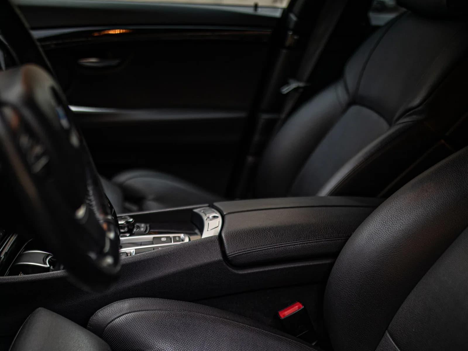 Crna kožna sedišta u enterijeru savremenog automobila